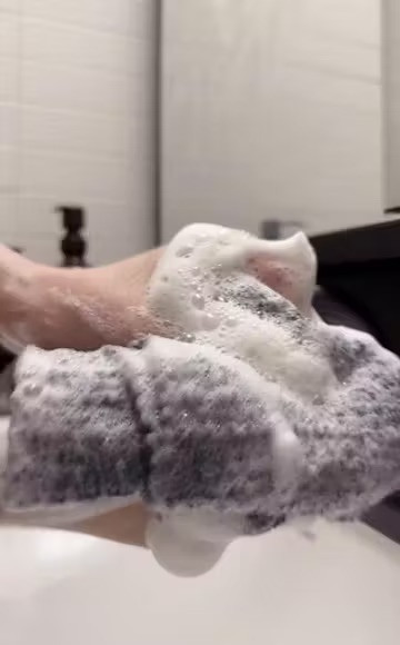 Ręcznik peelingujący HEILL podczas kąpieli
